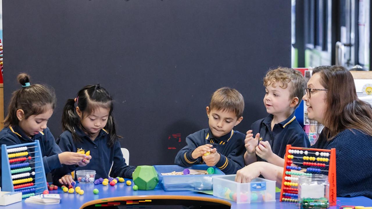 primary_school_maths_teacher_round_table_with_students